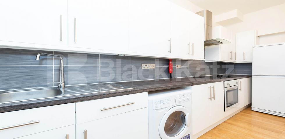 			LARGE 2/3 BED MINS TO TUBE AND SHOPS! , 2 Bedroom, 1 bath, 1 reception Flat			 Criterion Mews, ARCHWAY